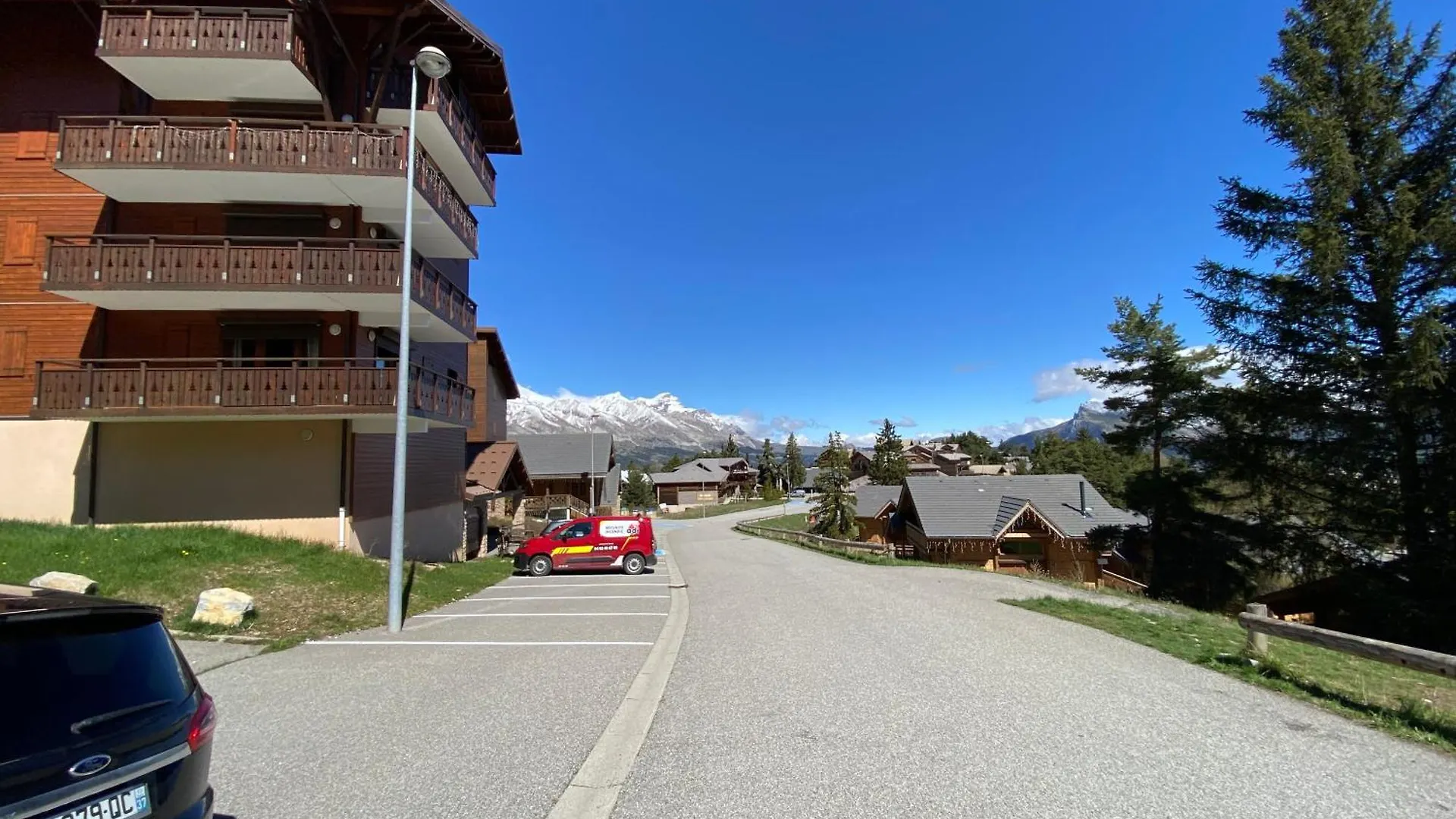 Eden sur les pistes avec vue panoramique sur la vallée La Joue du Loup France